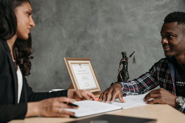 Quelle réglementation s'applique au déréférencement de contenu sur internet pour une entreprise?