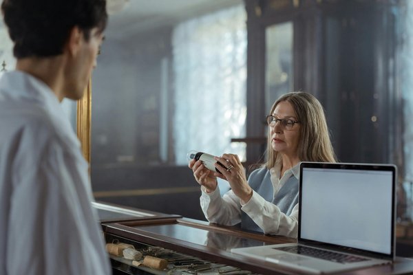 Devenez hôtesse de l'air : 5 étapes pour réussir votre carrière